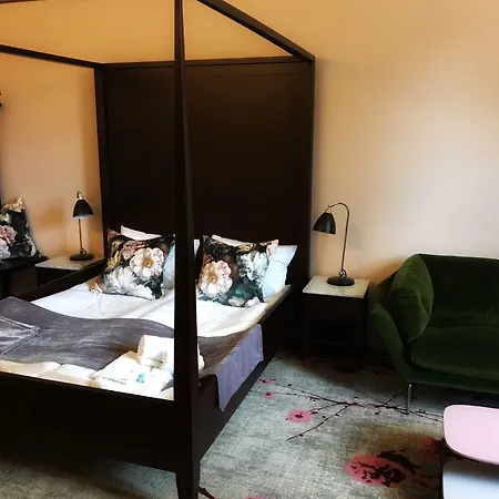 The Company - The Sweet 4*