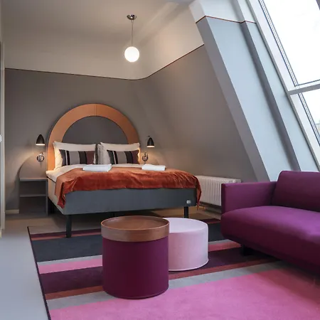 The Company - The Sweet 4*