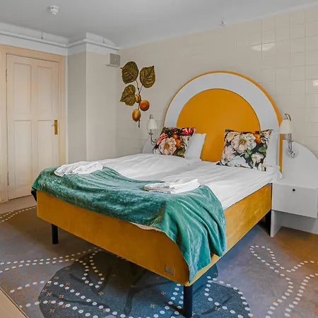 The Company - The Sweet 4*